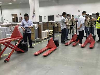 電動(dòng)高升程搬運(yùn)車交付使用，感謝廠家羅總親自跟客戶講解操作方法！